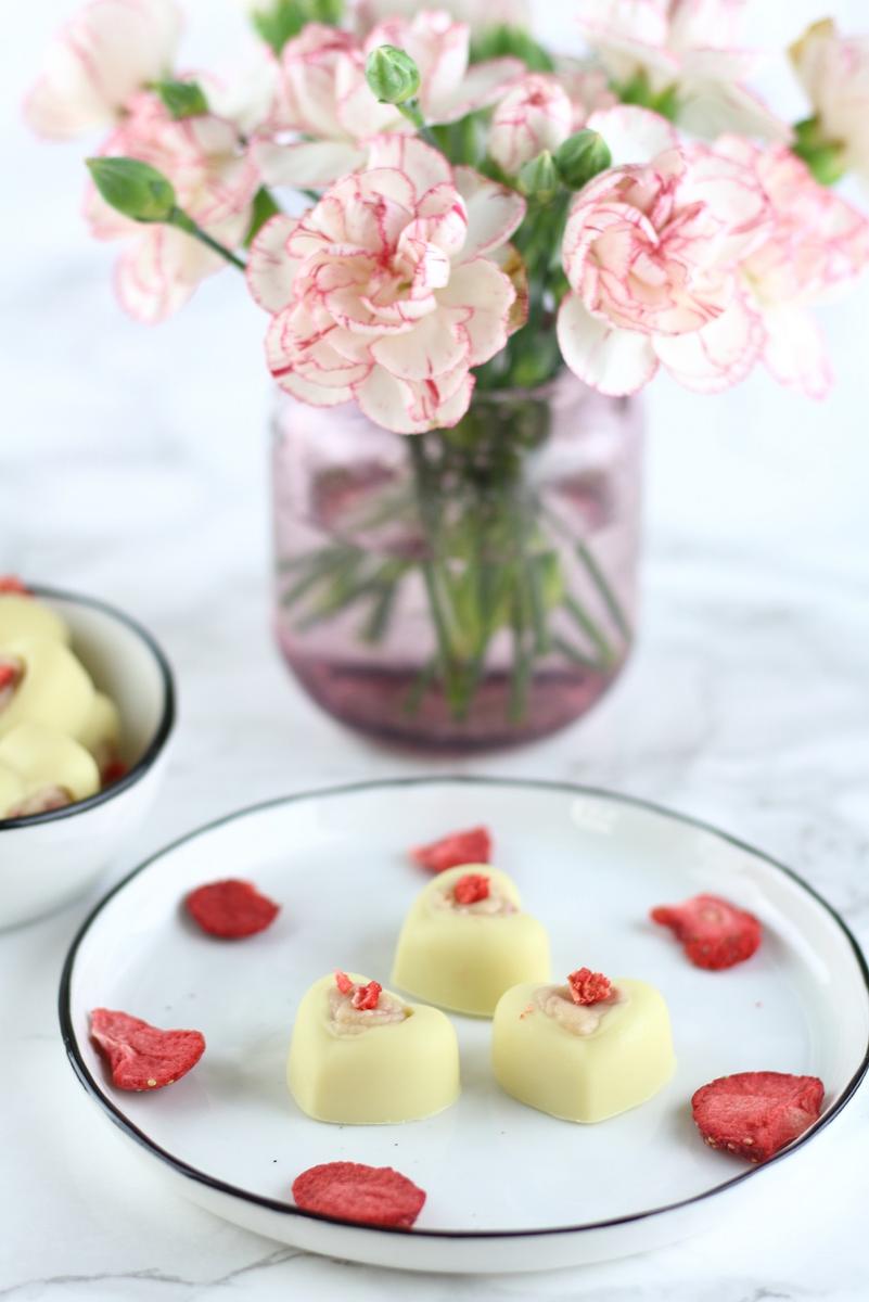 Rezeptbild: Weiße Schokoladen Pralinen mit Frischkäse-Erdbeerfüllung