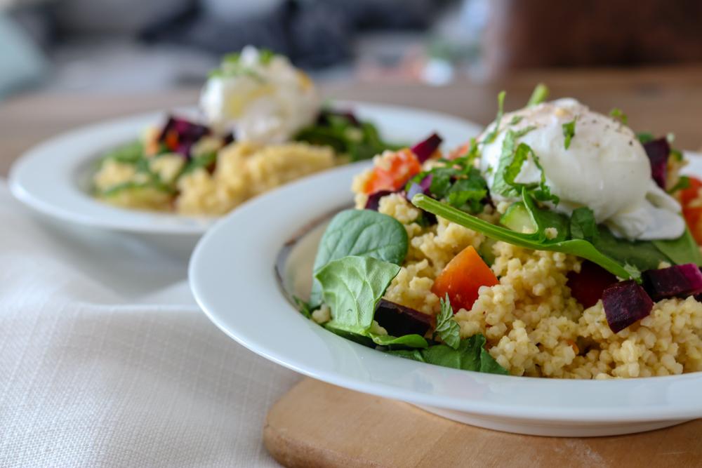 Rezeptbild: Hirsesalat mit pochiertem Ei