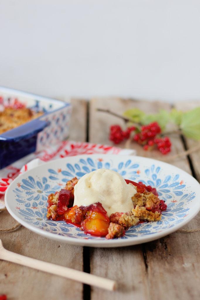 Rezeptbild: Johannisbeer-Nektarinen Crumble