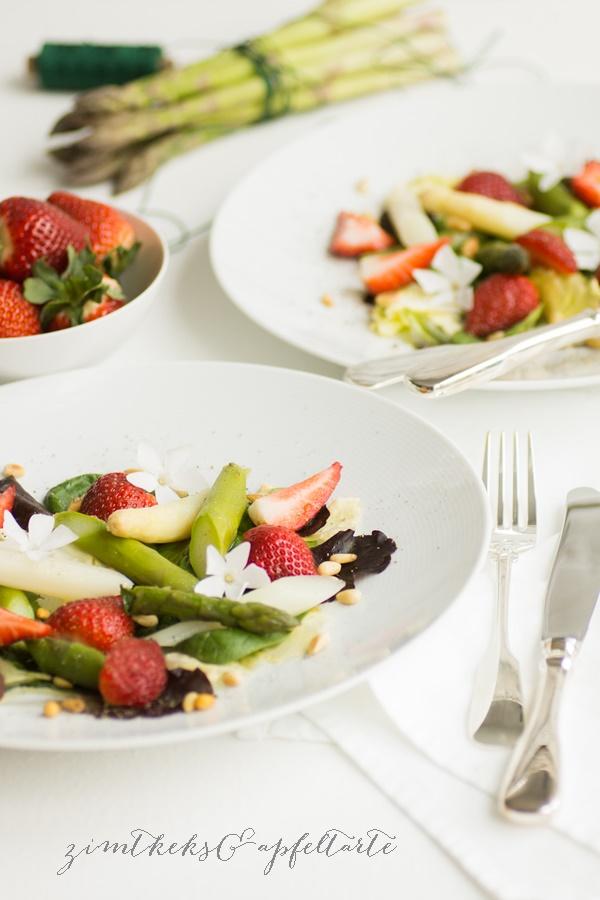 Rezeptbild: Spargel-Erdbeer-Salat mit Pinienkernen