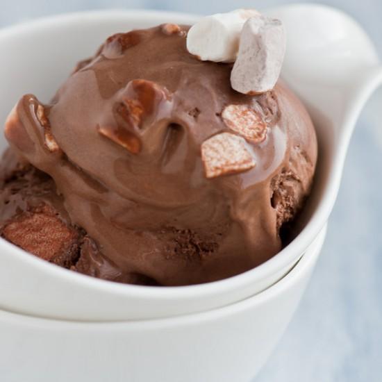 Rezeptbild: Cremiges Schokoladen Marshmallow Eis