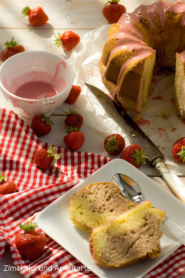 Rezeptbild: Erdbeer-Marmorkochen mit Erdbeer-Limes-Guss
