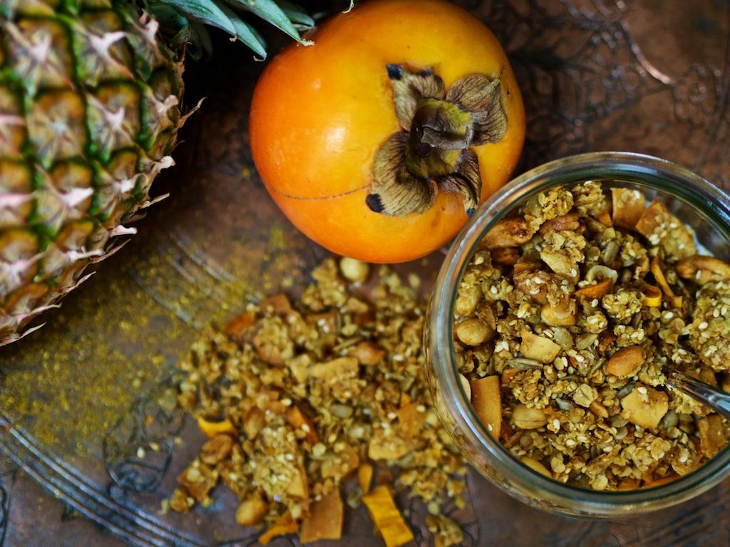 Rezeptbild: Knuspermüsli mit Erdüssen, Sesam, Mango und einem Hauch Curry