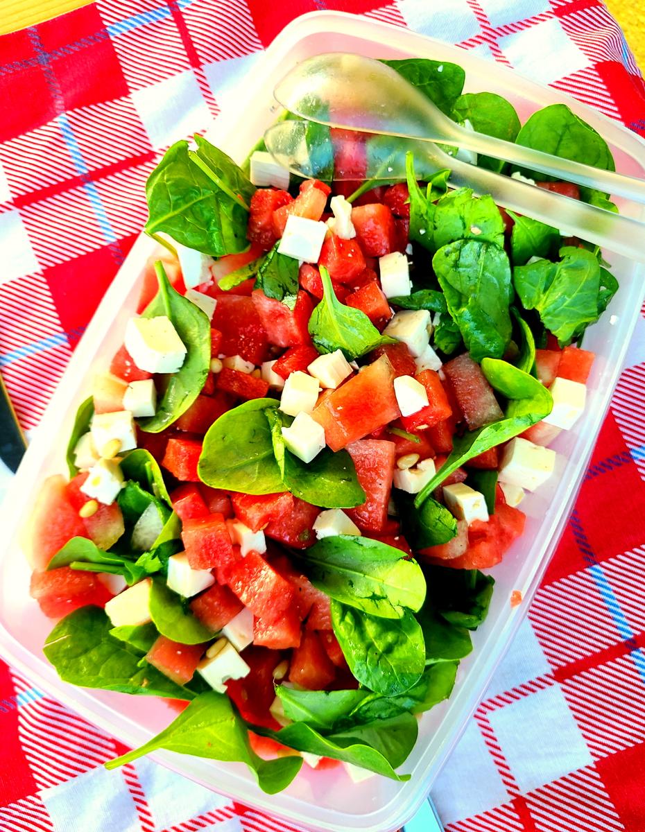 Rezeptbild: Erfrischender Wassermelonensalat mit Spinat und Feta