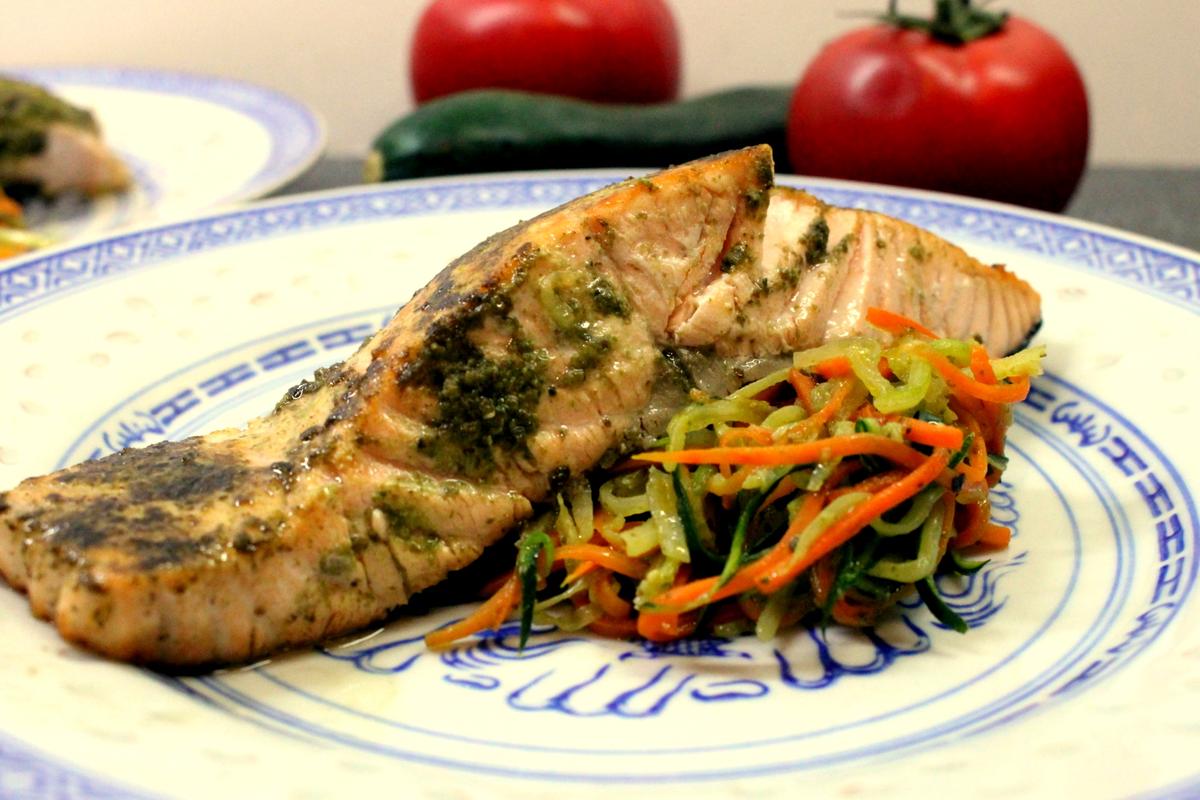 Rezeptbild: Gemuesenudeln mit Lachs und Pesto