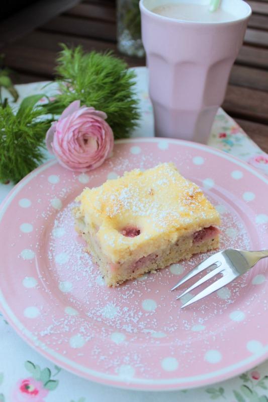 Rezeptbild: Erdbeer-Rhabarberkuchen mit Vanille-Quark Guss 