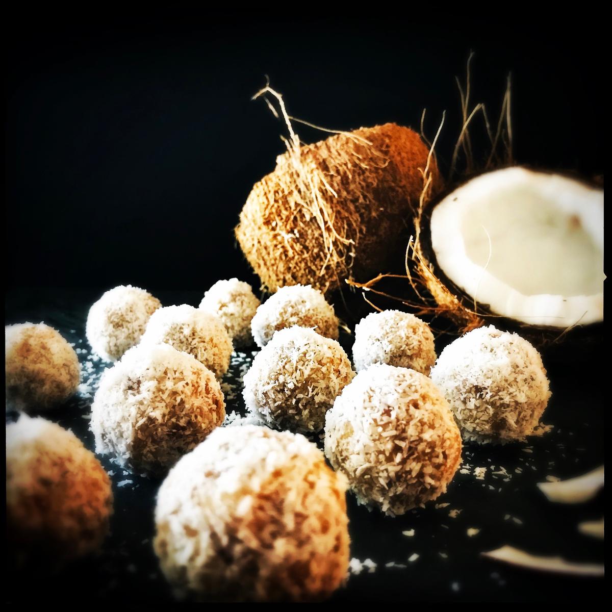 Rezeptbild: Eisgekühlte Kokosbällchen oder die gesündesten Pralinen der Welt 