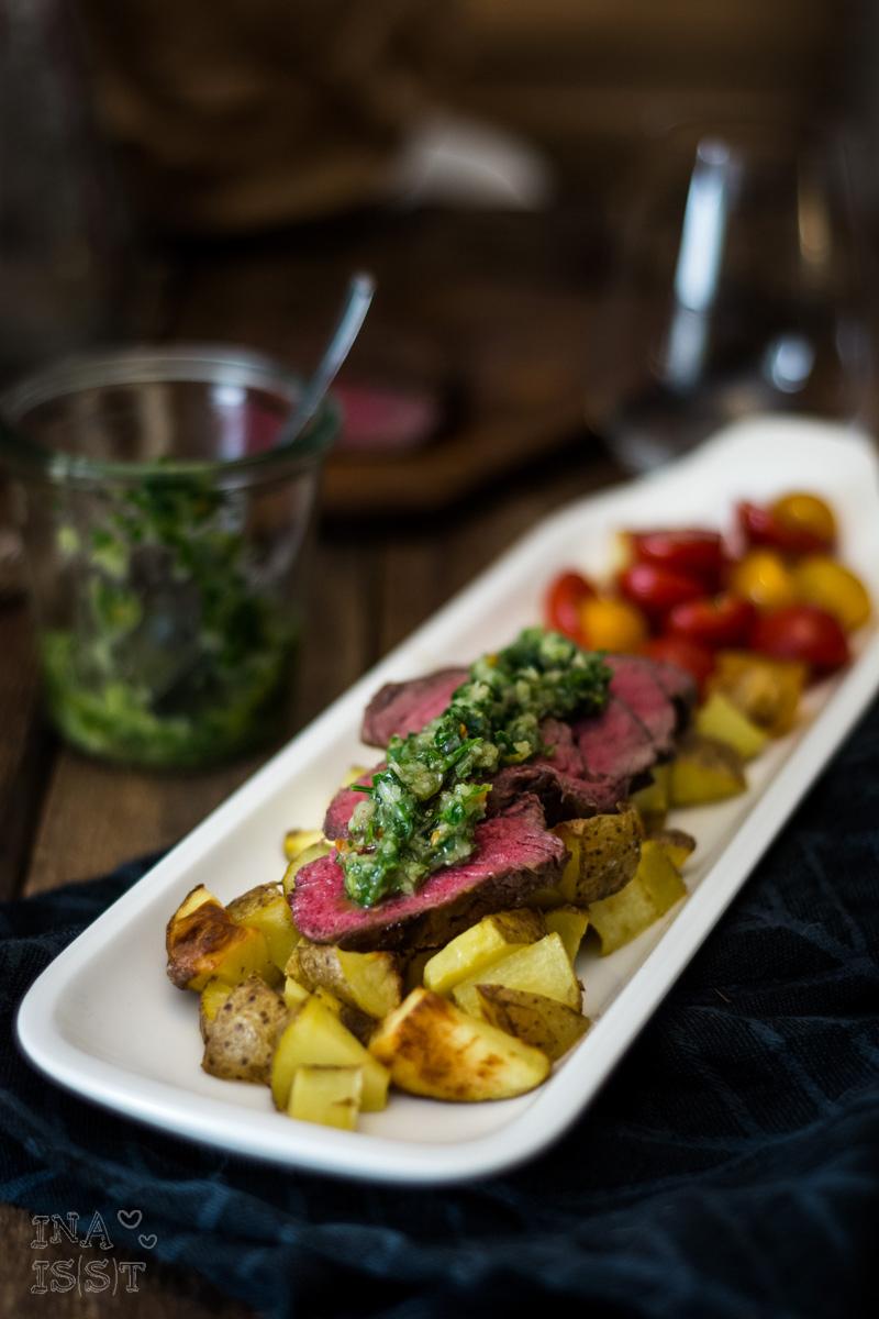 Rezeptbild: Chimichurri-Rinderhüftsteak mit Zitronenkartoffeln und zweifarbigem Tomatensalat