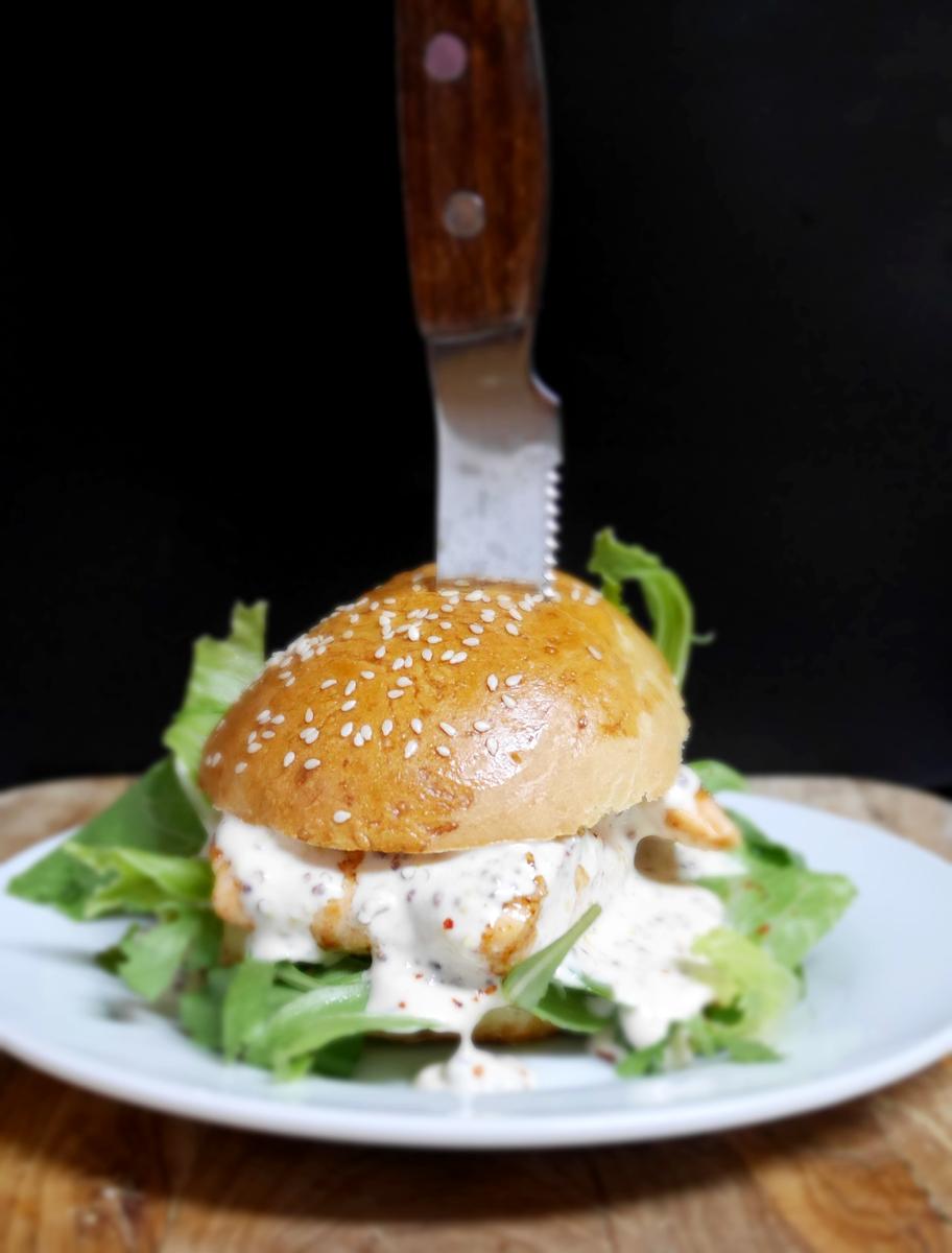 Rezeptbild: Lachs-Burger mit Honig-Senf-Dressing