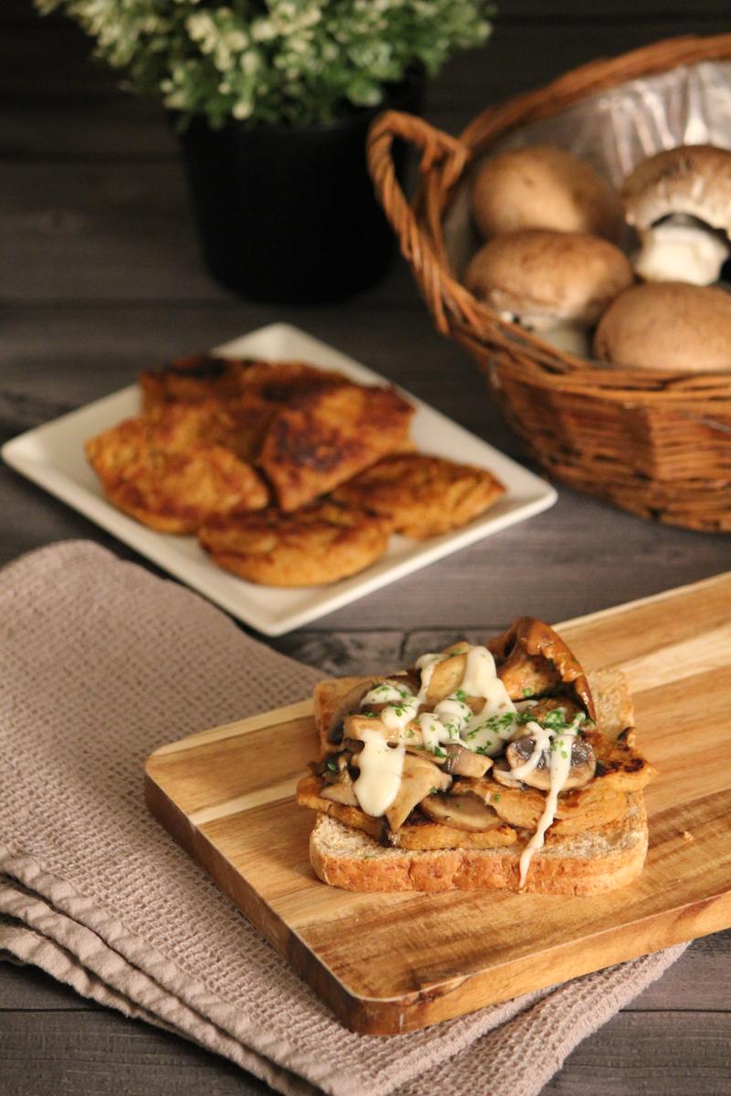 Rezeptbild: Soja-Medaillons auf Vollkorntoast mit gebratenen Pilzen und veganer Béchamel-Sauce