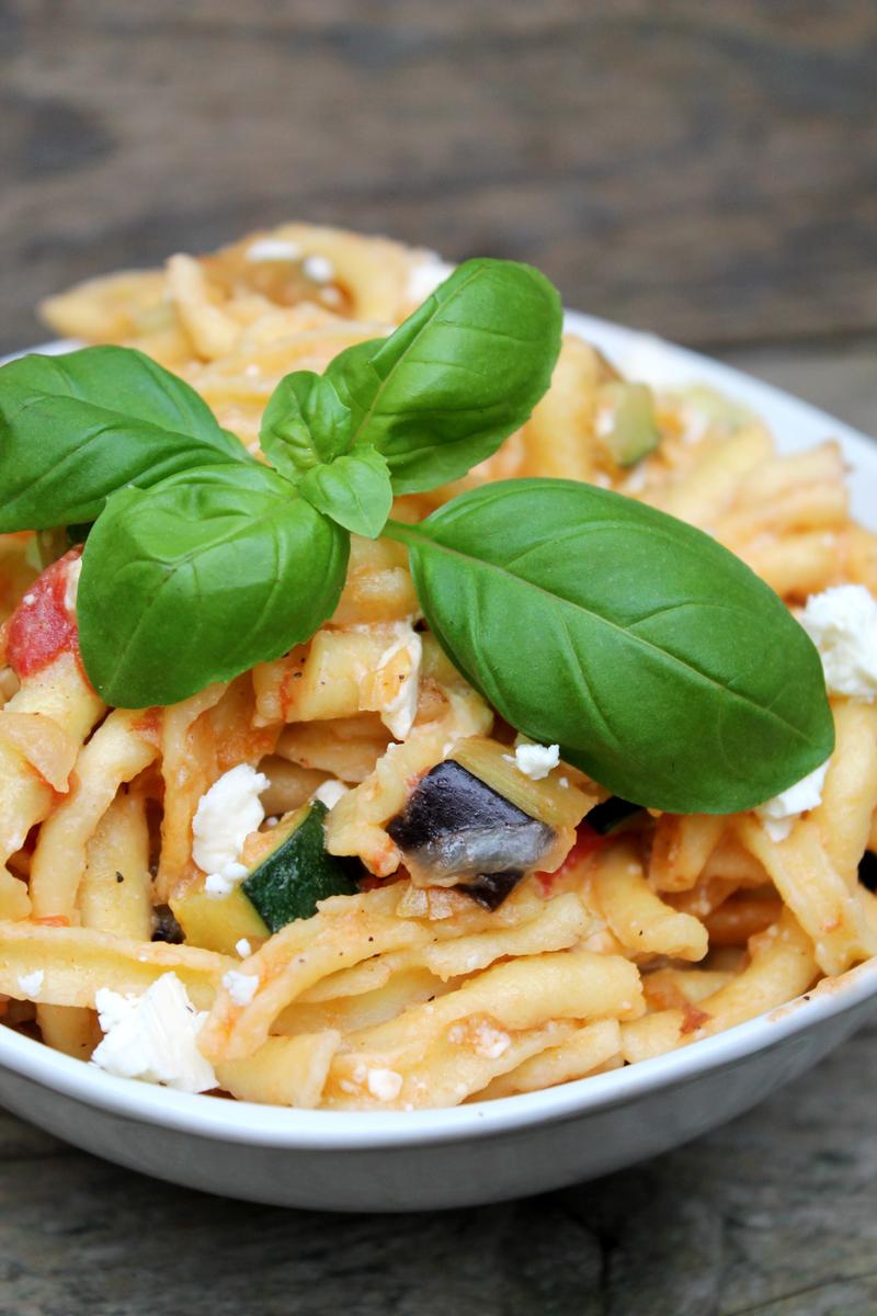 Rezeptbild: Italienische Spätzlepfanne mit Aubergine und Zucchini