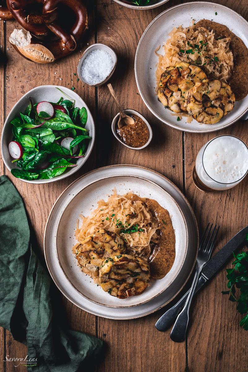 Rezeptbild: Brezen-Weißwurstknödel auf Sauerkraut mit Senfsauce