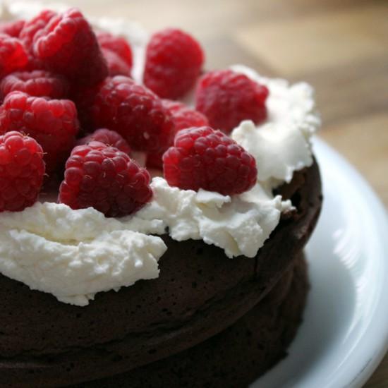 Rezeptbild: Chocolate Raspberry Cloud Cake