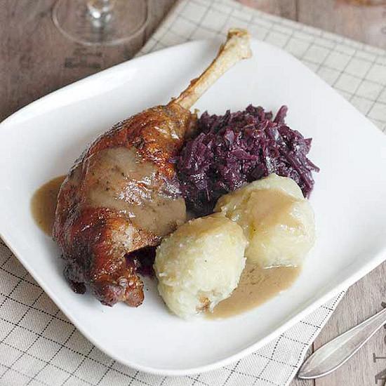 Rezeptbild: Gänsebraten mit Apfel-Rotkohl und Thüringer Klößen