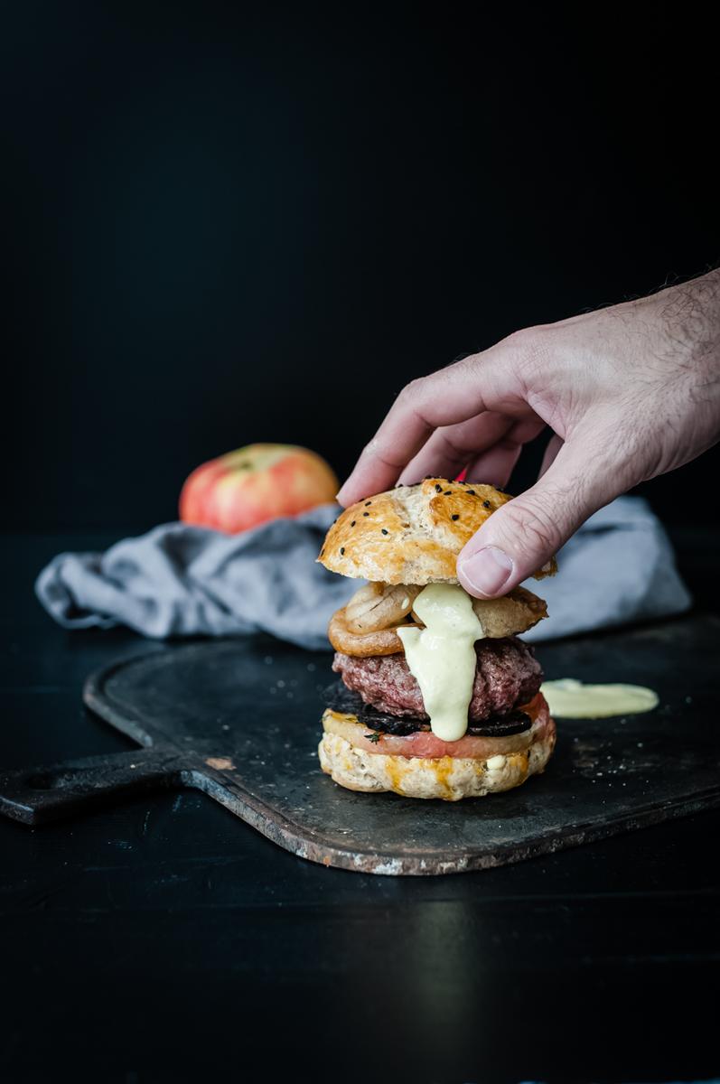 Rezeptbild: Tricky Burger mit gebratenem Thymian Apfel, Blutwurstchips, Red Onion Rings und Apfel Dijonsenf Aioli