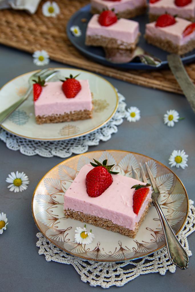 Rezeptbild: Erdbeer-Quark-Schnitten mit Vollkornboden