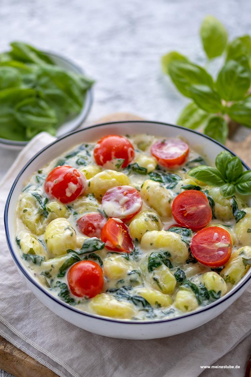 Rezeptbild: Gnocchi-Spinat-Pfanne mit Tomaten in cremiger Sahnesoße