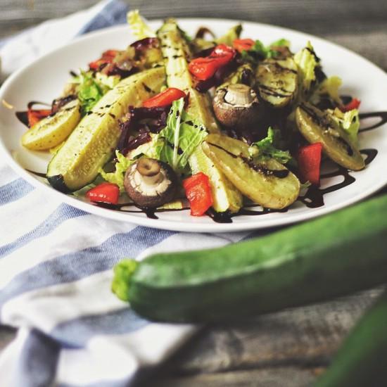 Rezeptbild: Ofengemüse-Salat an warmem Zitronen-Honig-Dressing