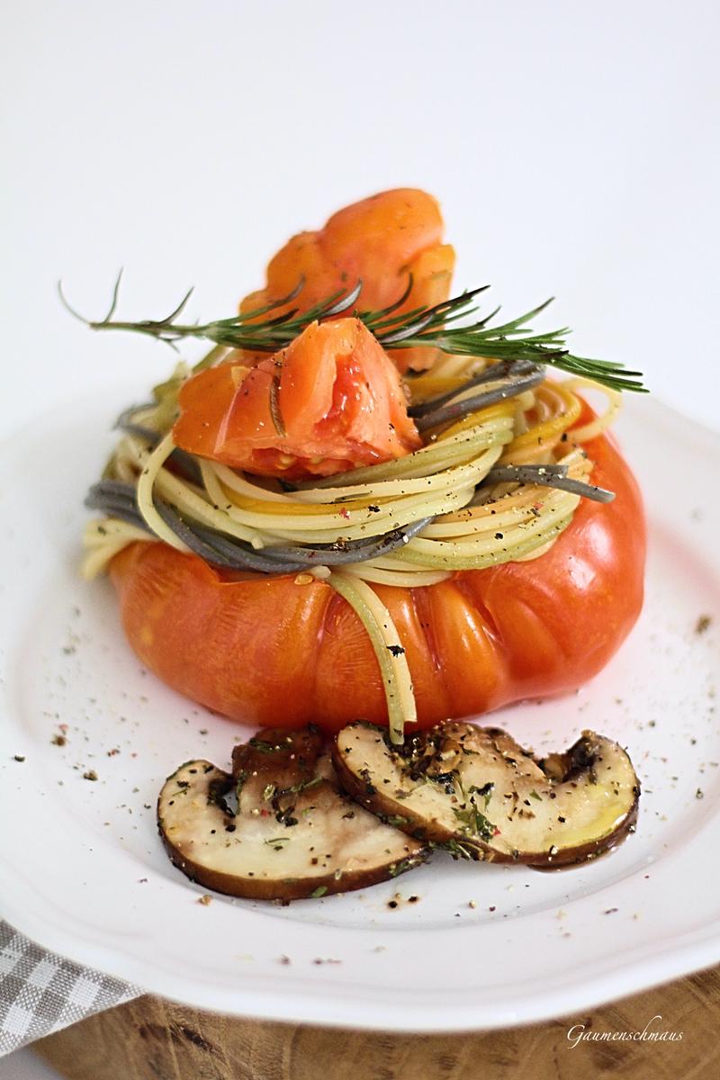 Rezeptbild: Gefüllte Tomaten mit Pasta Tricolore
