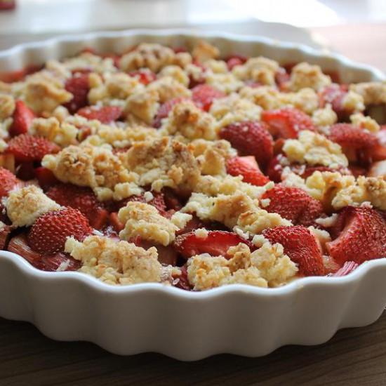 Rezeptbild: Erdbeer Rhabarber Crumble Cake