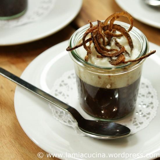 Rezeptbild: Zwiebelcappuccino mit Roquefortschaum