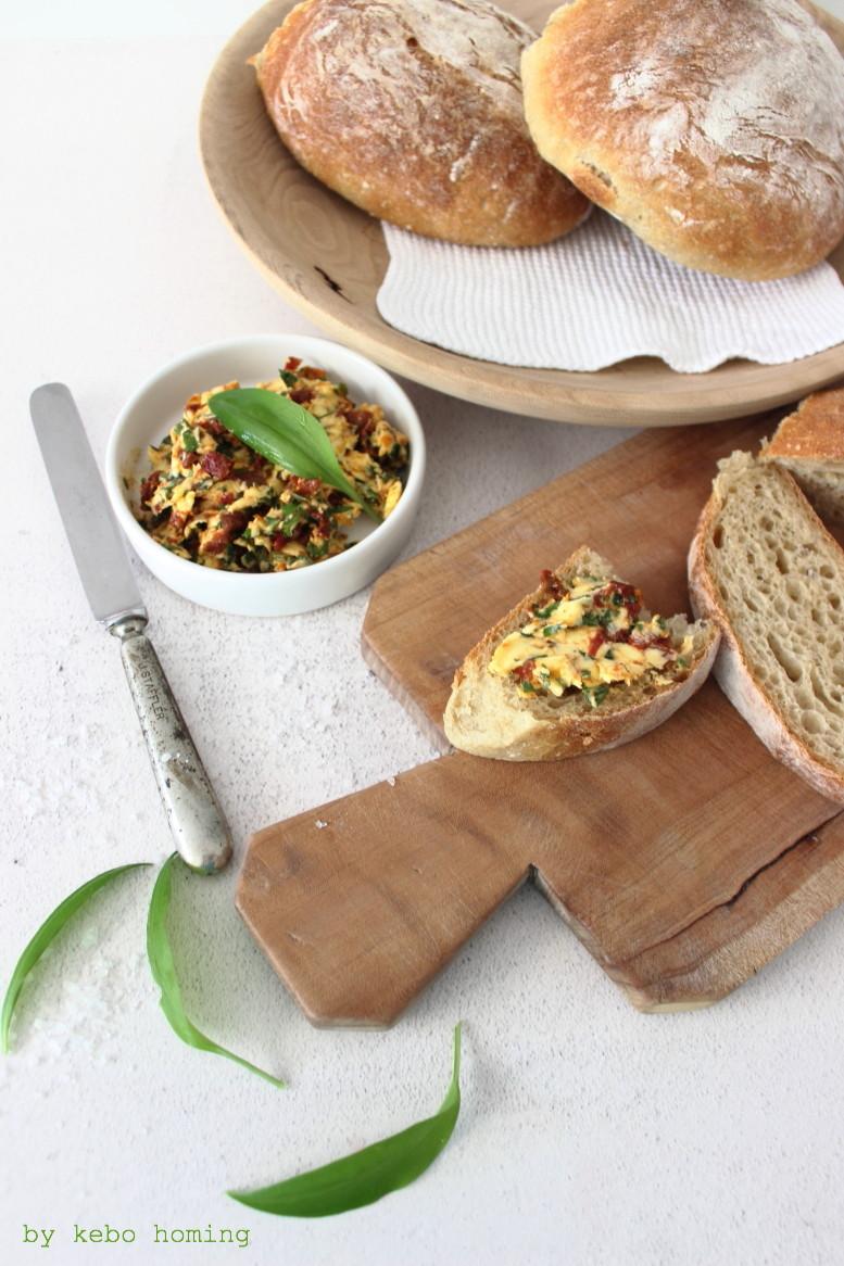 Rezeptbild: Ciabatta mit Bärlauch-Tomaten-Butter