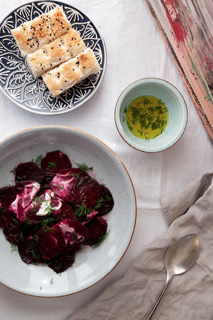 Rezeptbild: Rote Bete aus dem Ofen als Salat mit Tahin-Joghurt