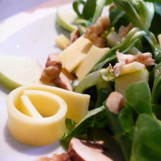 Rezeptbild: Salat mit Käse, Walnüssen, Egerlingen und Apfel