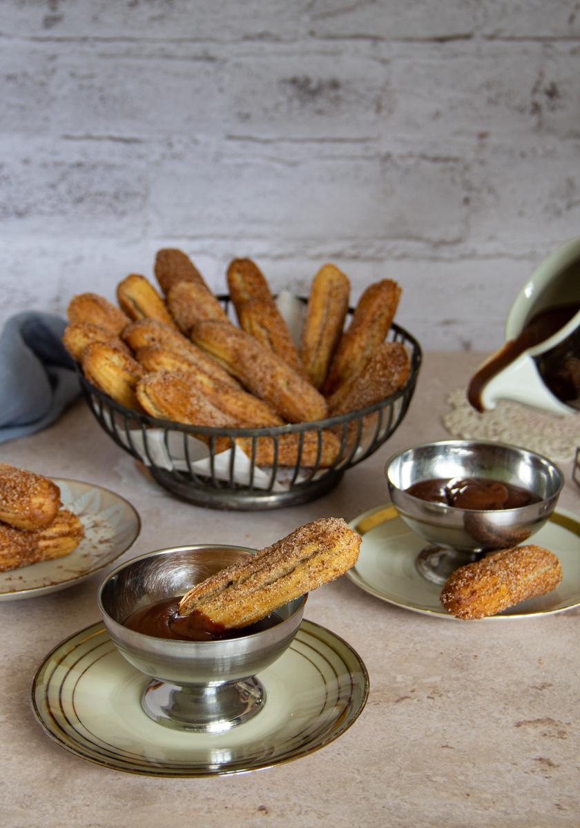 Rezeptbild: Churros aus dem Ofen mit Zimt-Zucker & dicker Schokosauce