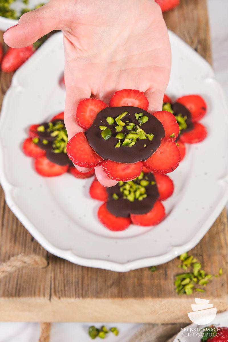 Rezeptbild: Erdbeeren mit Schokolade als Blumen
