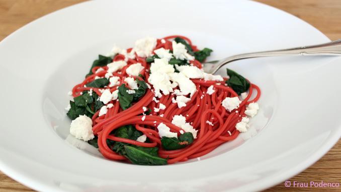 Rezeptbild: Rote-Bete-Spaghetti mit Schafskäse und Spinat
