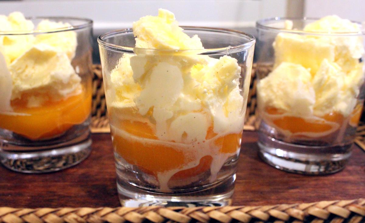 Rezeptbild: Vanille Glace mit Rum-Pfirsichen und Salted Caramel Timut Pfeffer