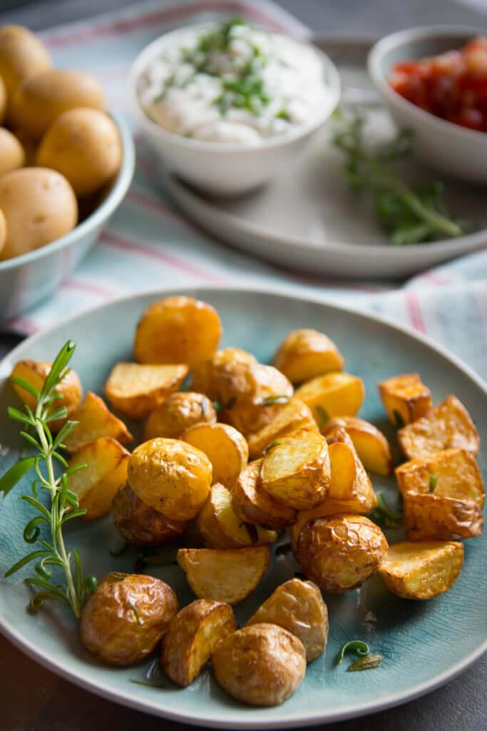 Rezeptbild: Rosmarin Kartoffelecken mit Tomaten Salsa und Dip