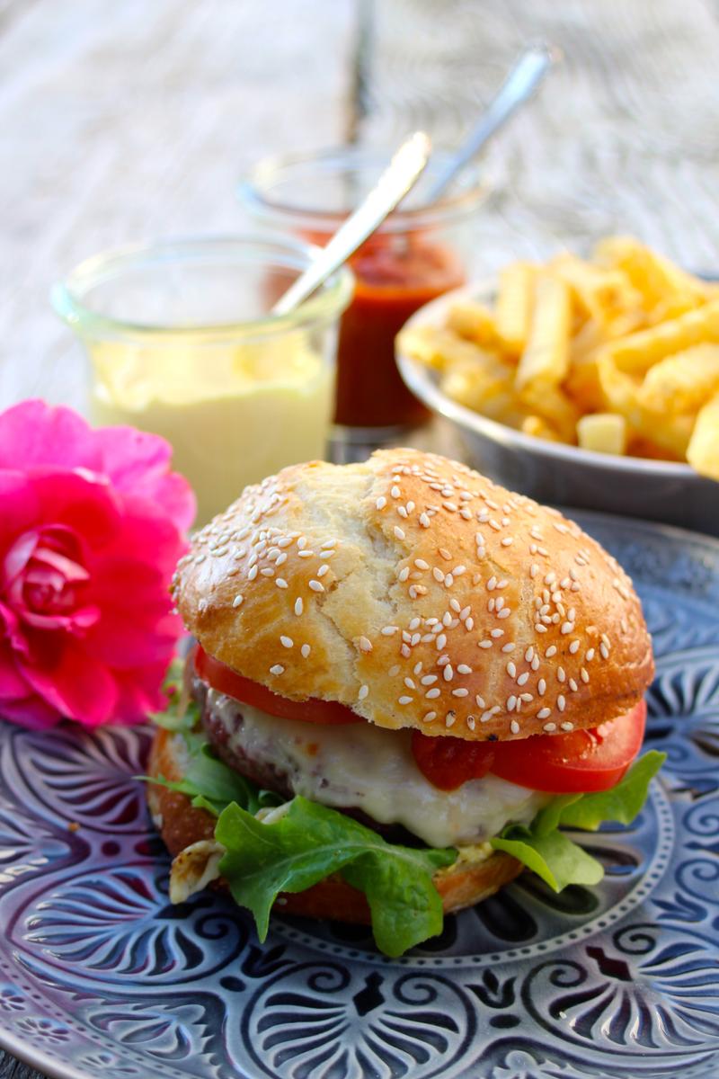 Rezeptbild: Perfekter Cheeseburger mit selbstgemachter Mayo & Ketchup