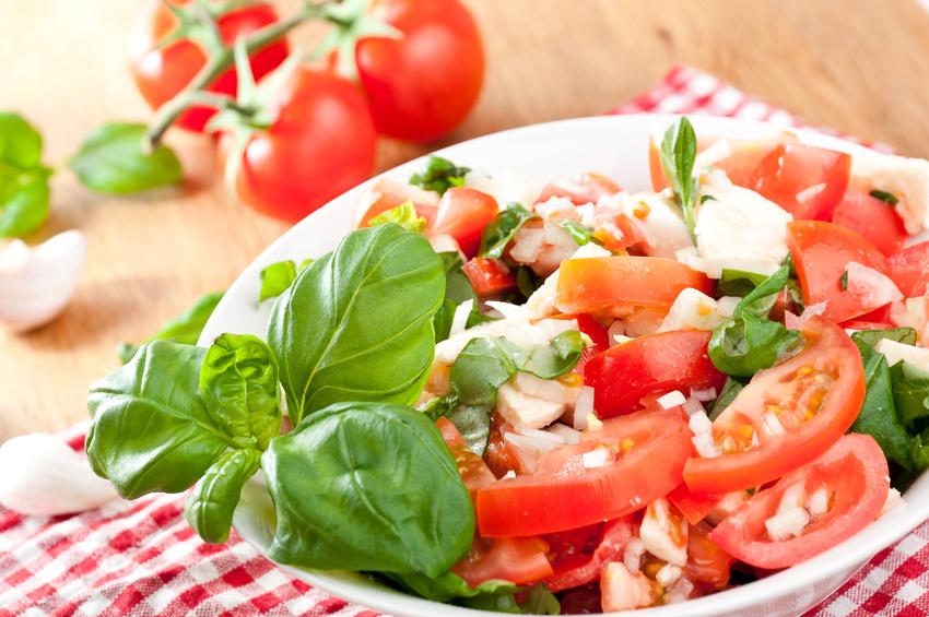 Rezeptbild: Tomatensalat mit Zwiebeln und Mozzarella