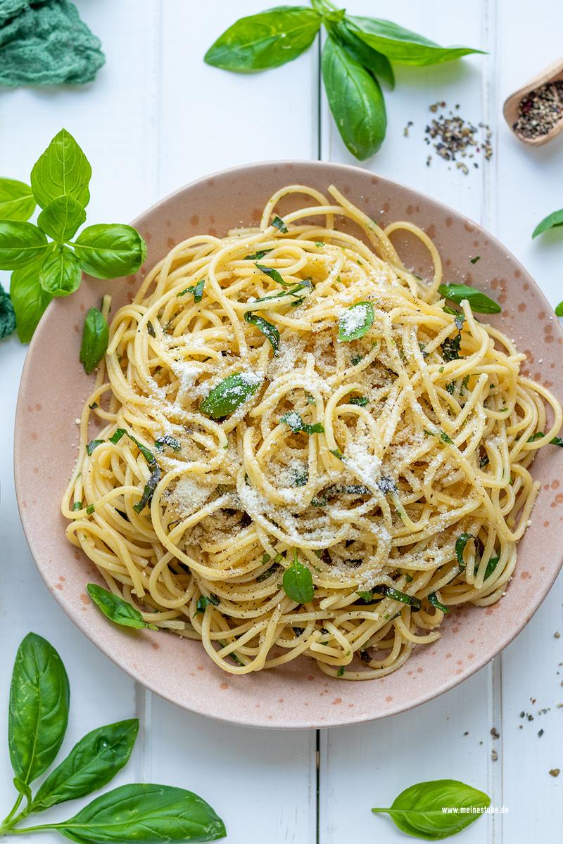 Rezeptbild: Spaghetti mit Basilikum in Knoblauch-Kräuter-Öl