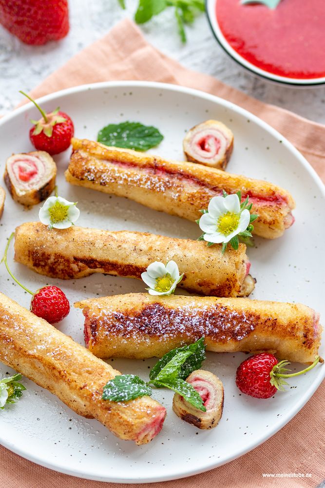 Rezeptbild: French Toast Röllchen mit Erdbeermus gefüllt