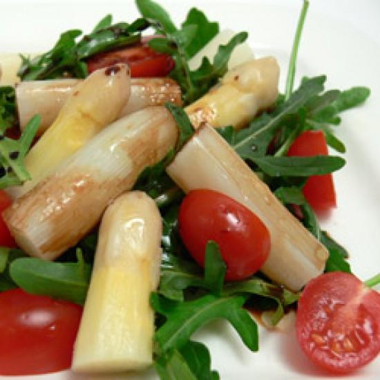 Rezeptbild: Spargelsalat mit Rucola und Tomaten