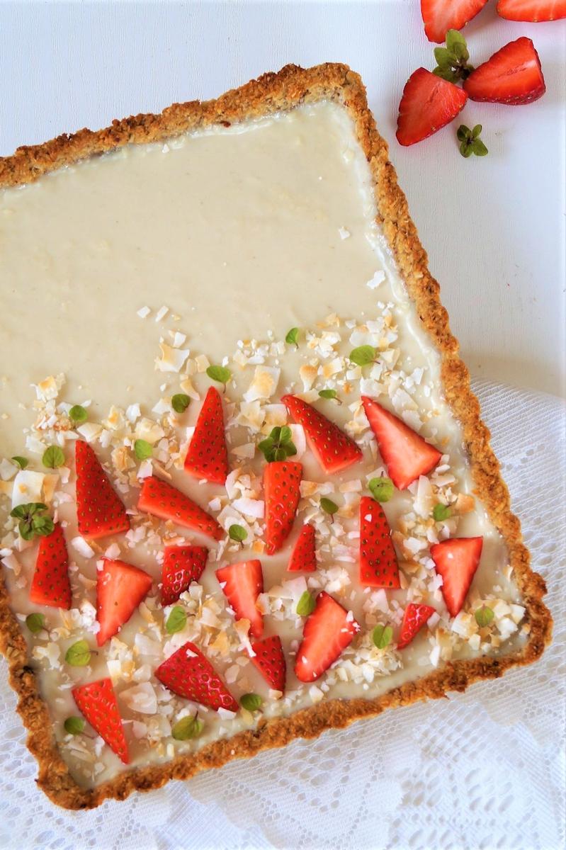 Rezeptbild: vegane Weiße-Schokoladentarte mit Erdbeeren und knusprigen Granolaboden