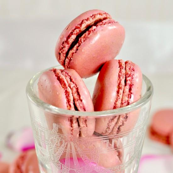 Rezeptbild: Rosa Macarons gefüllt mit einem Rosenblütengelee