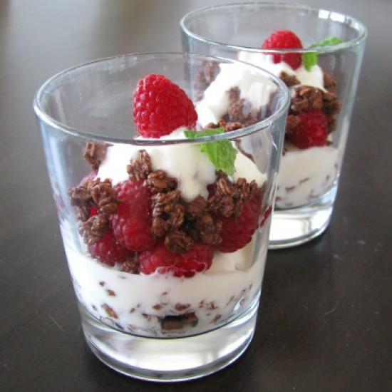 Rezeptbild: Blitzdessert mit Himbeeren, Joghurt und Dinkel-Crunchy Schoko