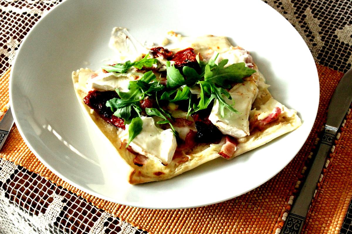 Rezeptbild: Flammkuchen mit verschiedenem Kaese und Rucola