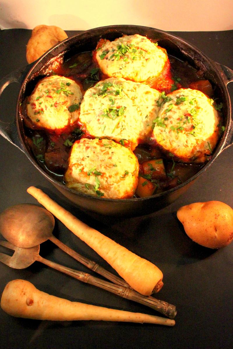 Rezeptbild: Irisches Gulasch mit Kaesebroetchen Topping