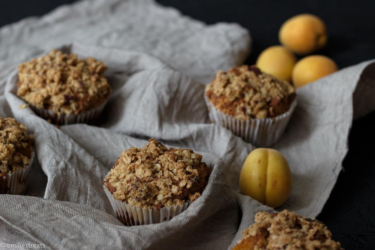 Rezeptbild: Aprikosenmuffins mit Kokosmehl und Streuseln