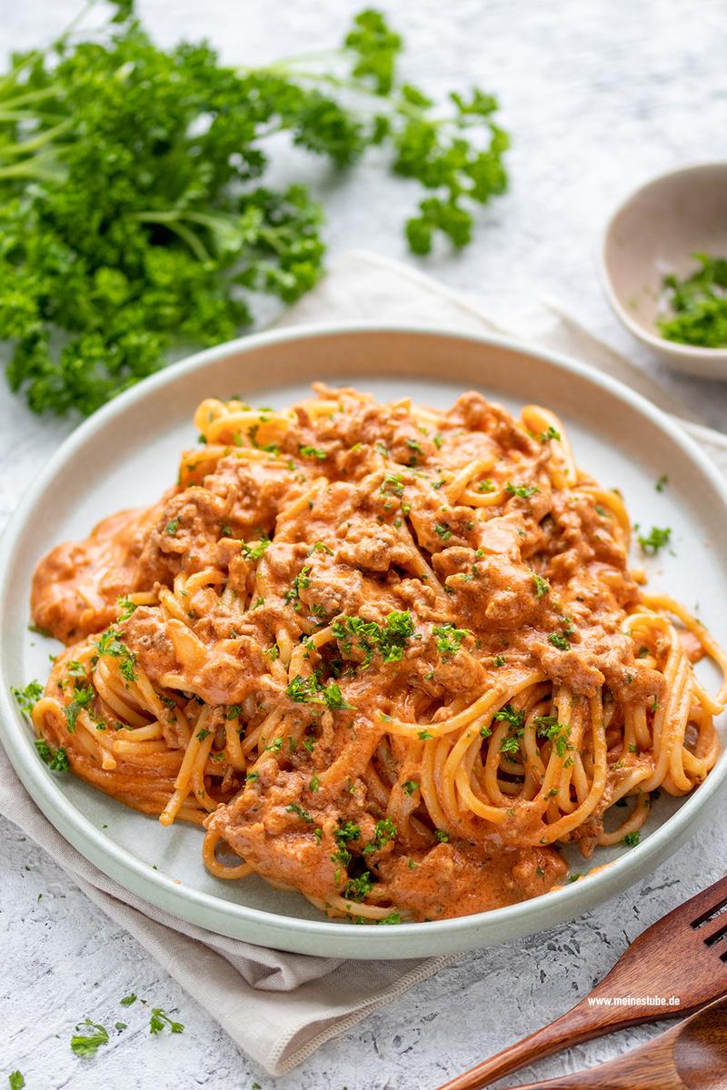 Rezeptbild: Nudeln mit Hackfleisch in Parmesan-Tomaten-Sahnesoße