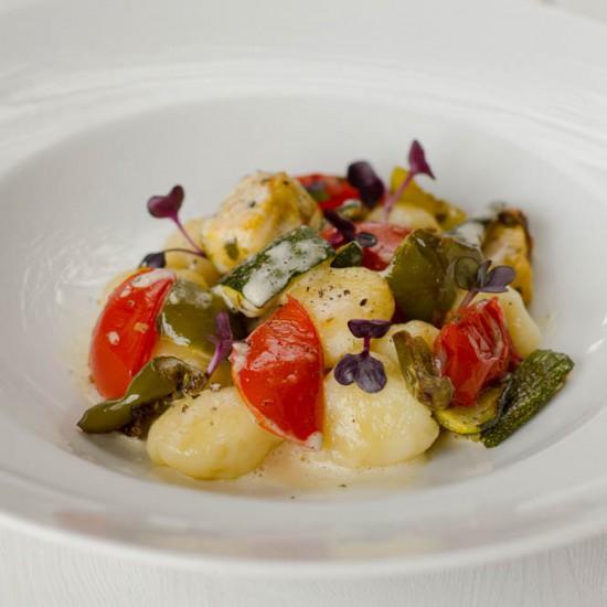 Rezeptbild: Selbstgemachte Ziegenkäse Gnocchi mit Ofengemüse und Parmesanschaum
