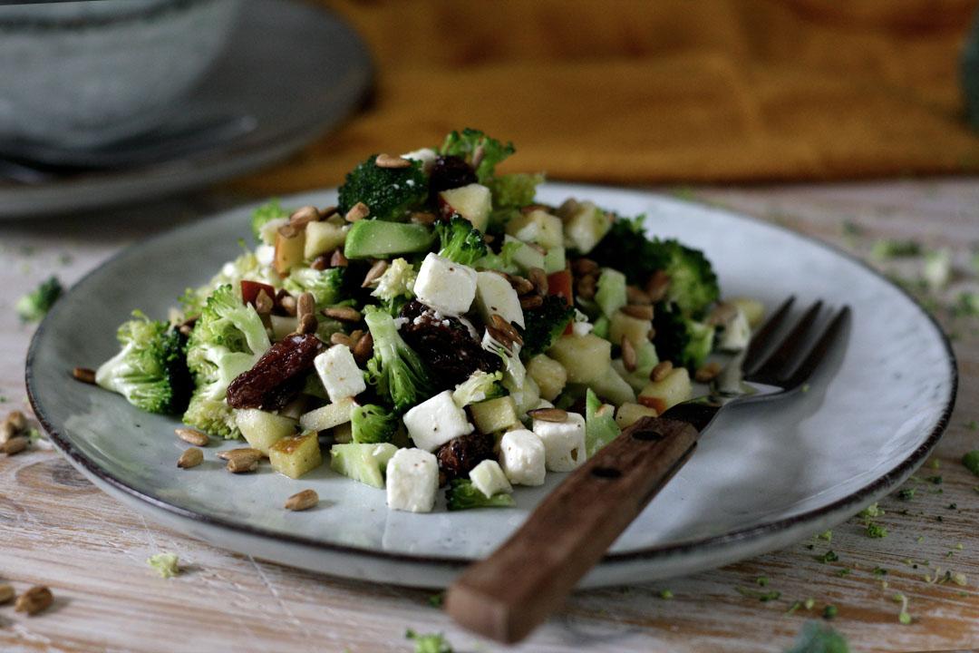 Rezeptbild: Knackiger Brokkoli-Apfel-Salat
