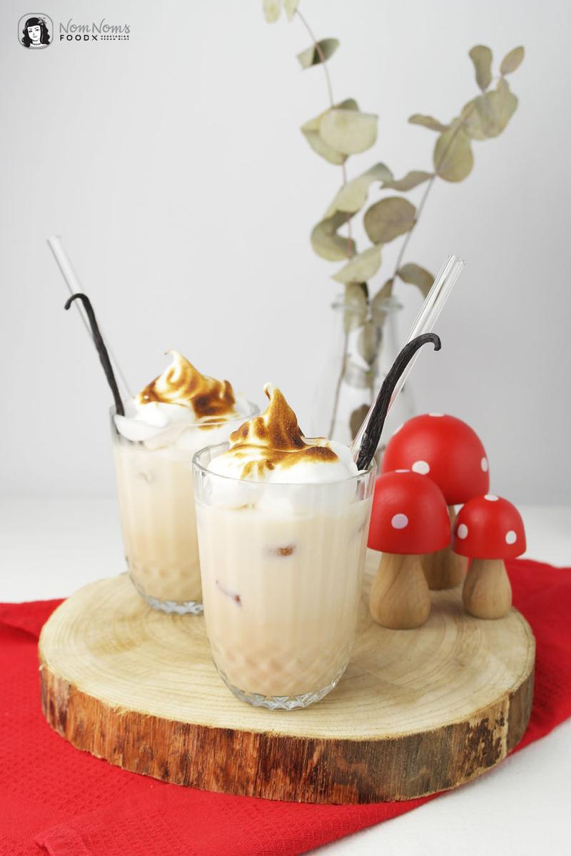 Rezeptbild: Amarula Flamed Vanilla Cocktail mit Vanille-Baiserhaube (Werbung)