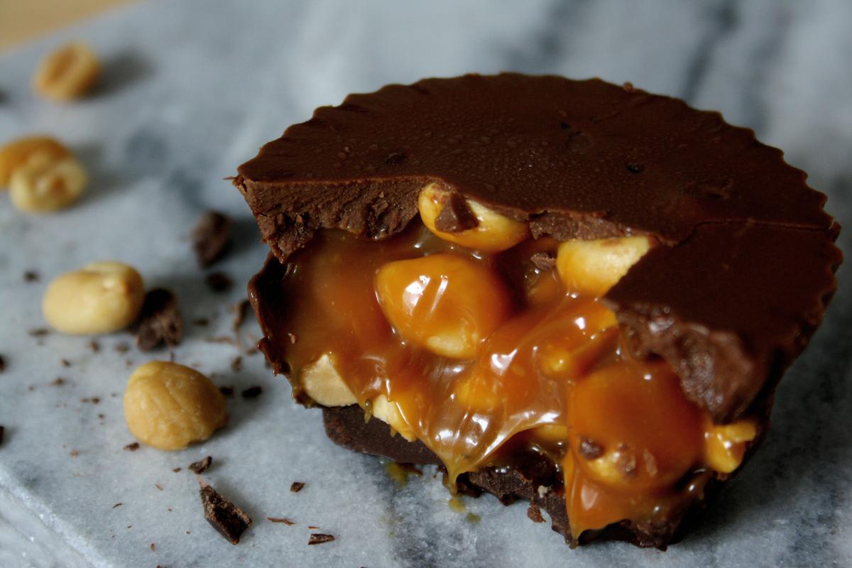 Rezeptbild: Schokoladige Erdnuss-Karamell-Cups mit Meersalz
