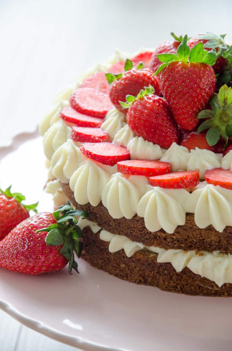 Rezeptbild: Buttermilch-Erdbeer Torte mit weißer Schokoladencreme